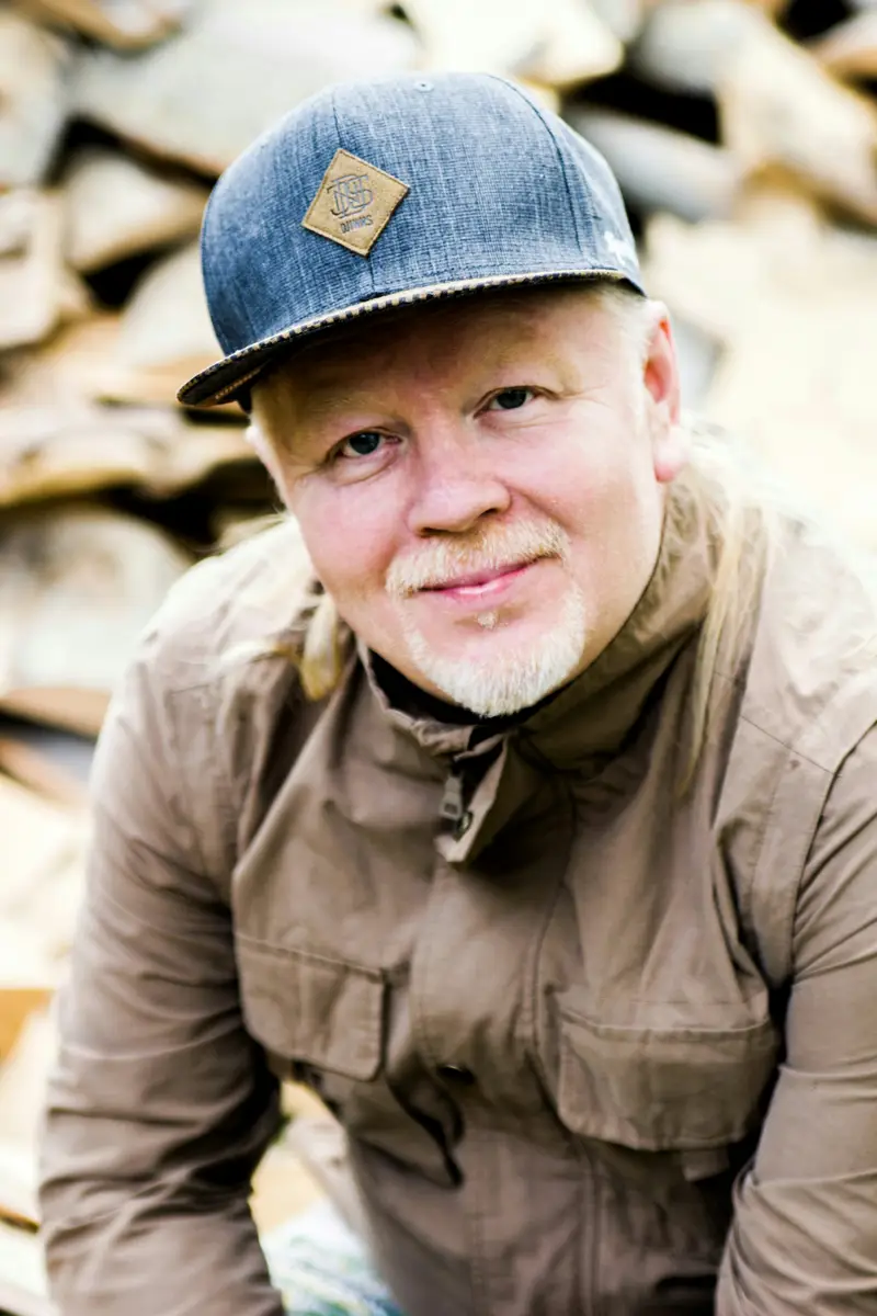 Stefan Krämer, Dachdeckermeister, in Arbeitsjacke und Mütze