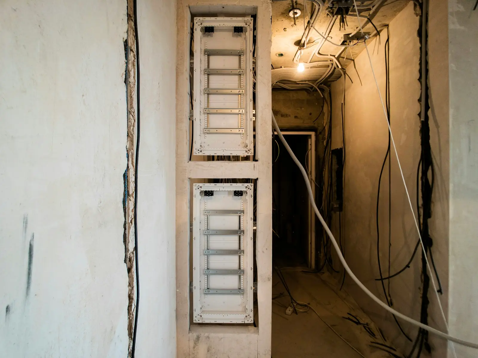 Altbau-Flur während der Sanierung mit frisch gestemmten Leitungsschlitzen