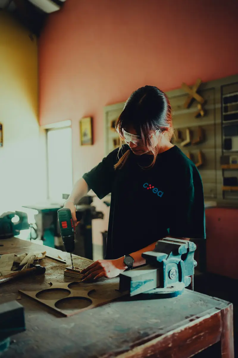 Lea Hoffmann beim Bohren in der Lehrwerkstatt