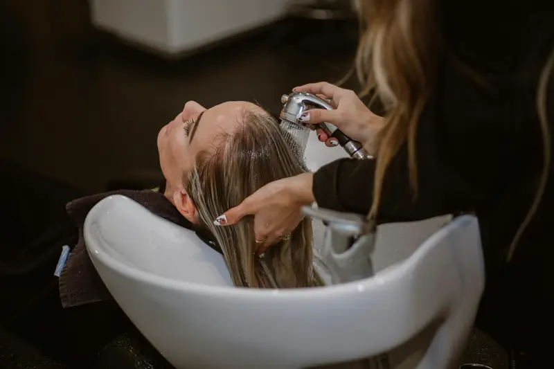 Haarwäsche am Waschbecken im Salon
