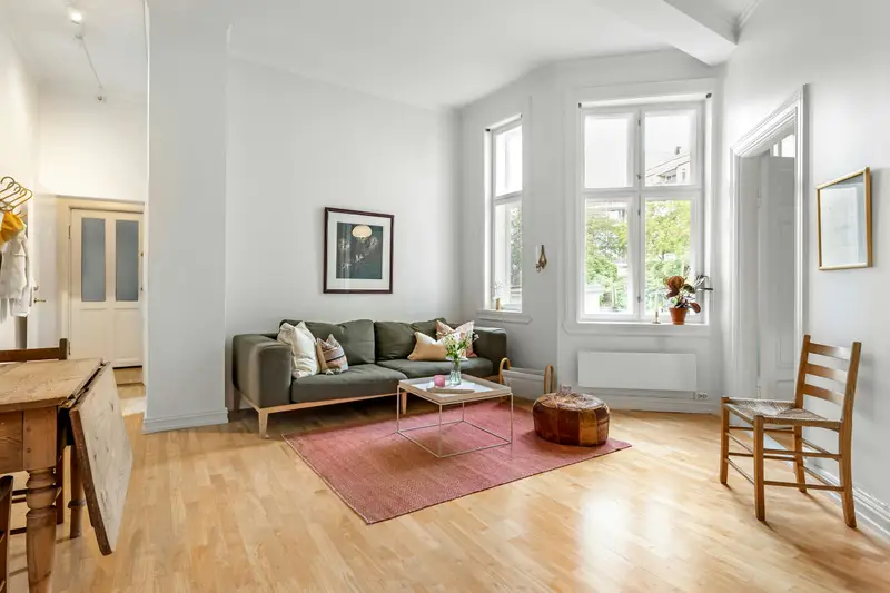 Helles Altbau-Wohnzimmer mit hohen Fenstern