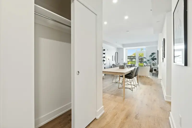 Heller Flur einer Wohnung mit Blick in den Essbereich