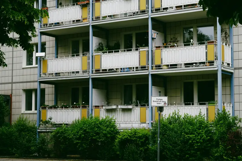 Wohnhaus mit begrünten Balkonen