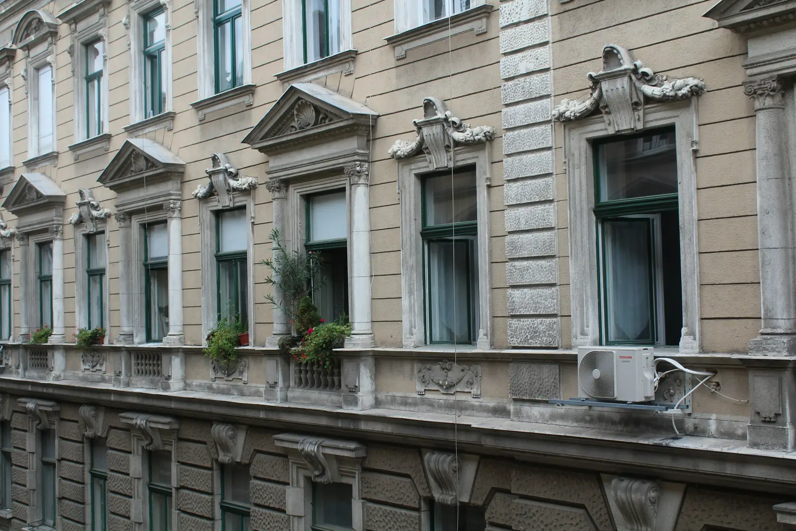 Gründerzeit-Fassade mit Stuck und hohen Fenstern