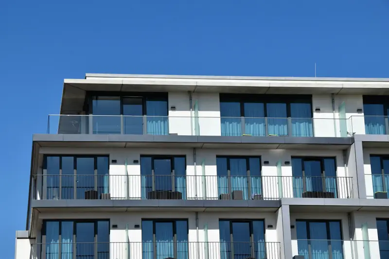 Neubau mit großen Fenstern und Glasbalkonen