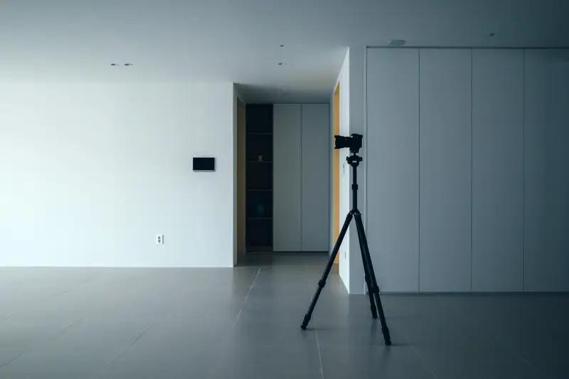 Kamera auf Stativ in einer leeren, hellen Wohnung