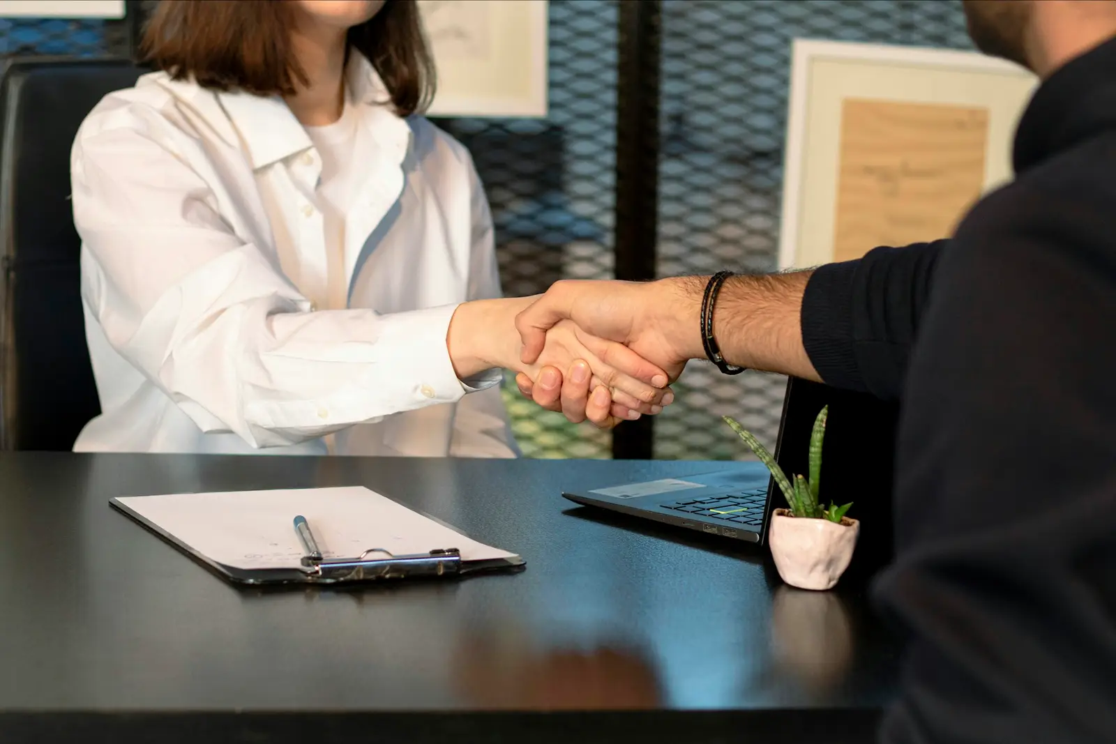 Handschlag bei der Vertragsunterzeichnung