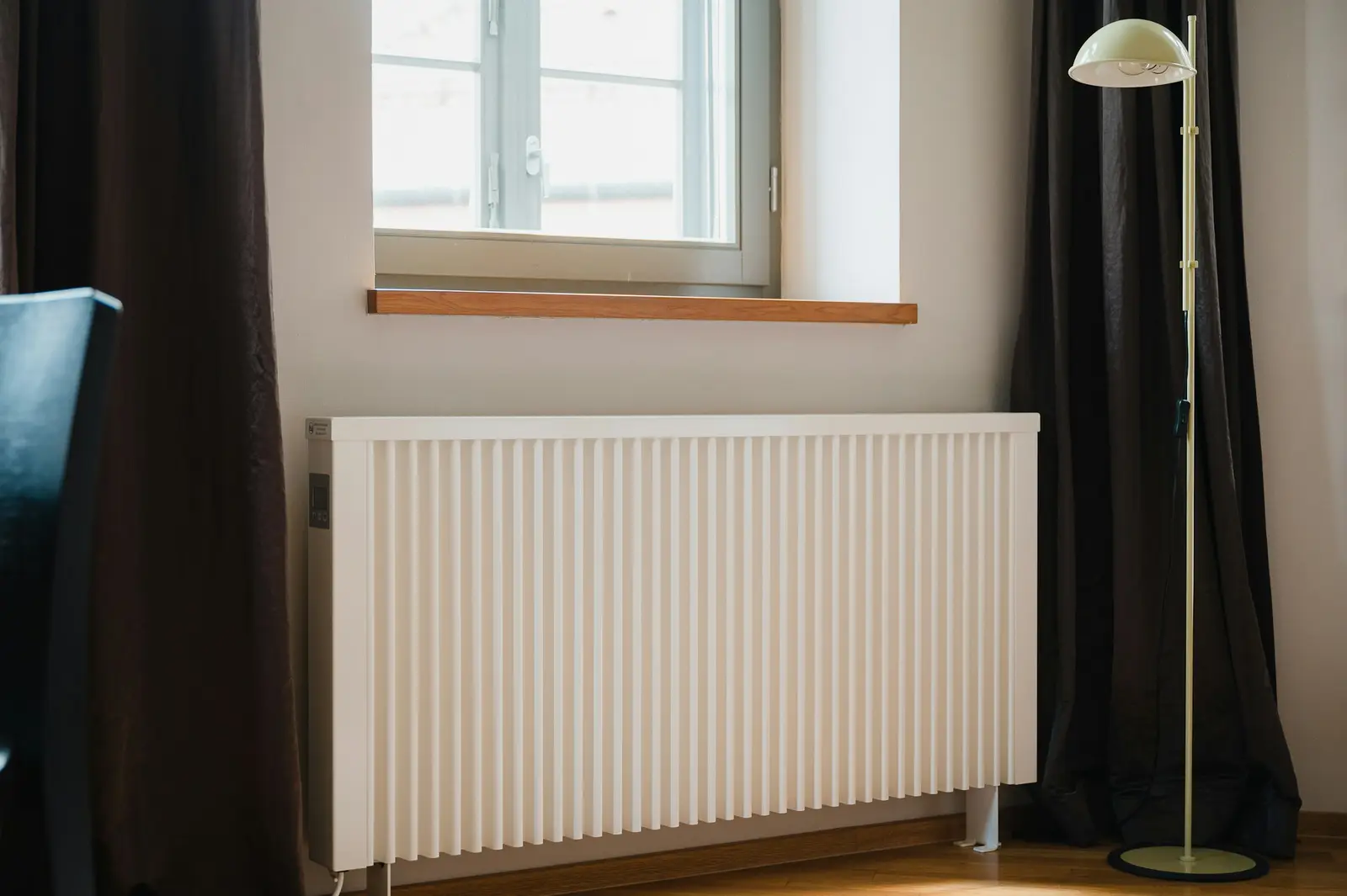 Sanierte Außenwand unter dem Fenster, neu verputzt und weiß gestrichen