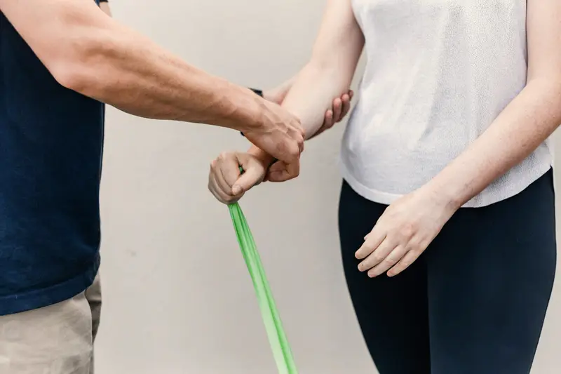 Therapeut leitet eine Übung mit dem Therapieband an