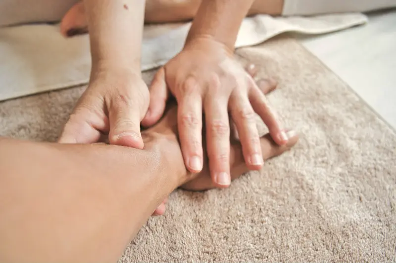 Sanfte Griffe am Unterarm bei der Lymphdrainage