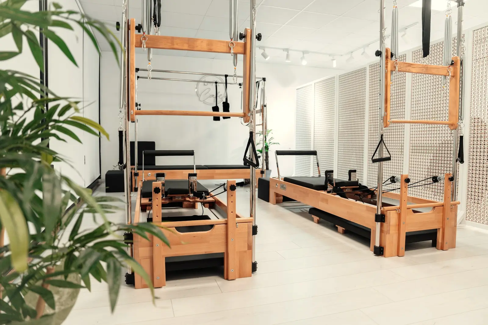 Trainingsraum mit Seilzug-Geräten