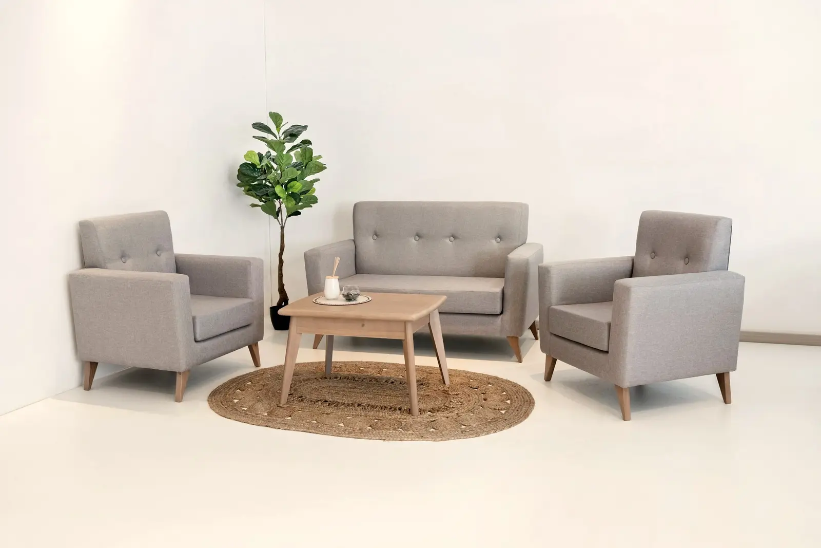 Wartebereich mit Sesseln, Sofa und Pflanze