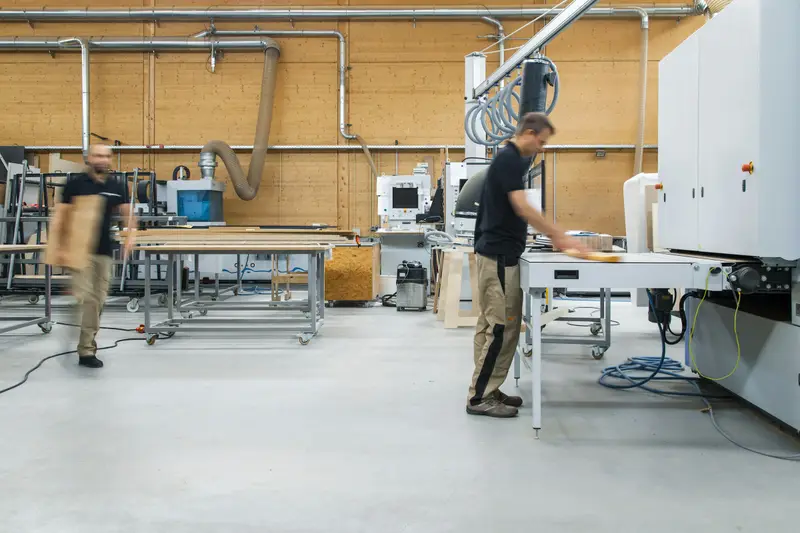 Helle Werkstatt mit Maschinen und Werkbänken