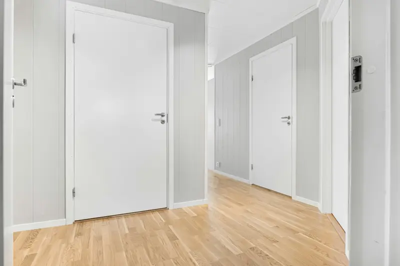 Flur mit neuen weißen Innentüren und Eichenboden