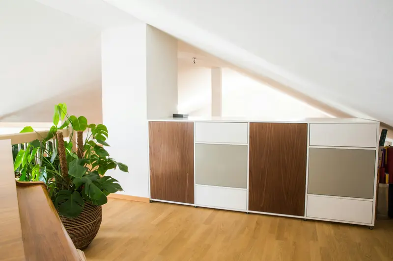 Kniestockschrank mit Nussbaumfronten unter einer Dachschräge