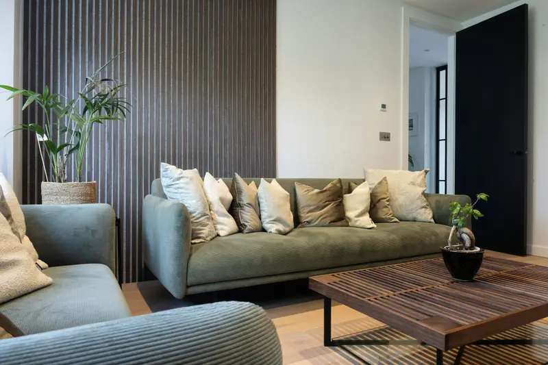 Wohnzimmer mit Wandverkleidung aus Holzlamellen