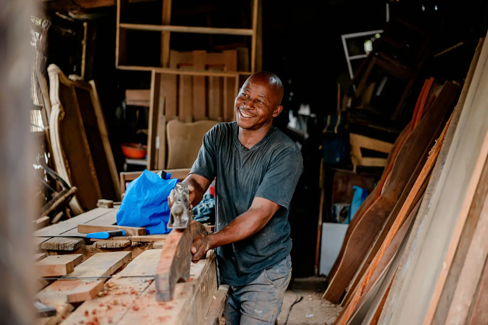 Handwerker in seiner Werkstatt