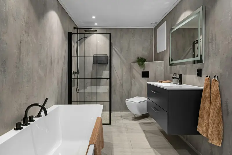 Saniertes Bad mit Badewanne, Waschtisch und Wand-WC