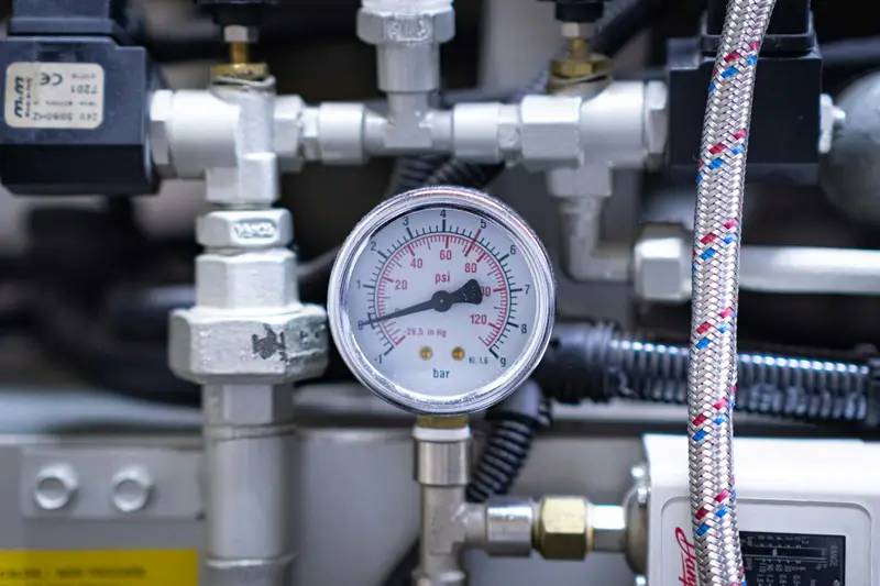 Manometer an einer Heizungsanlage bei der Wartung