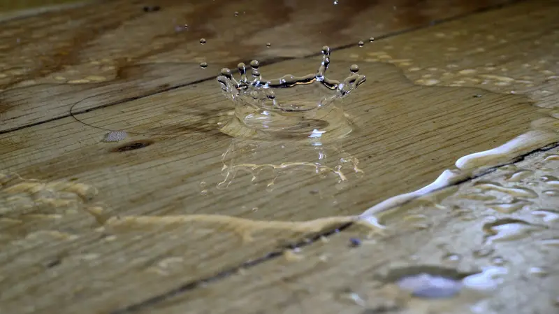Wasser auf einem Holzboden nach einem Leitungsschaden